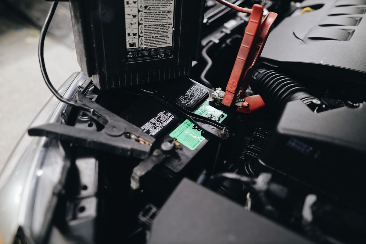 Teste elétrico na bateria de um veículo